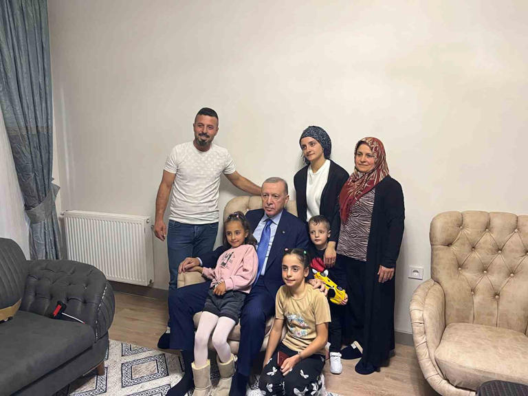 Cumhurbaşkanı Erdoğan, Hatay’da yeni yuvasına kavuşan aileyi evinde ziyaret etti