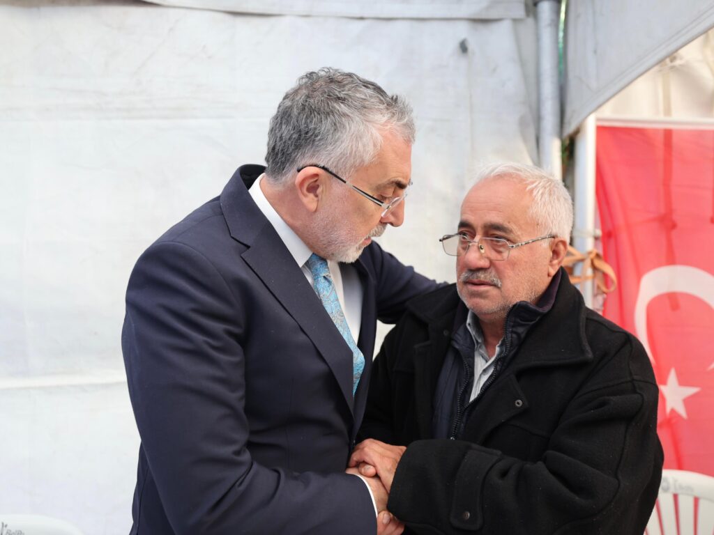 Bakan Vedat Işıkhan, şehit taksi şoförünün ailesine başsağlığı ziyareti! 