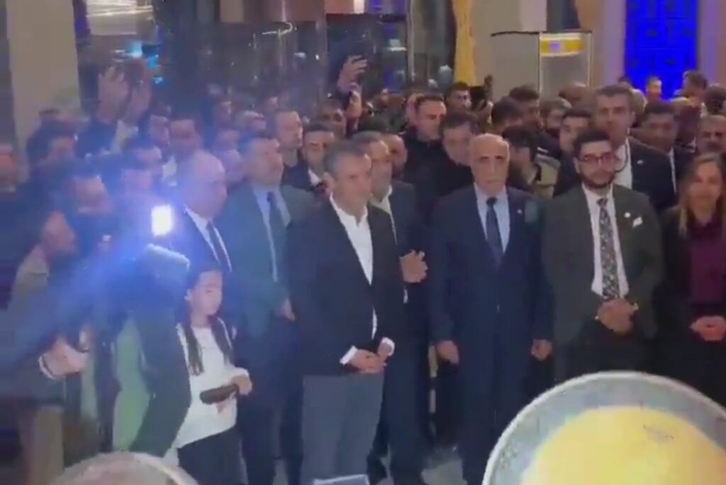 Özgür Özel Diyarbakır’da Kürtçe Şarkılar İle Karşılandı