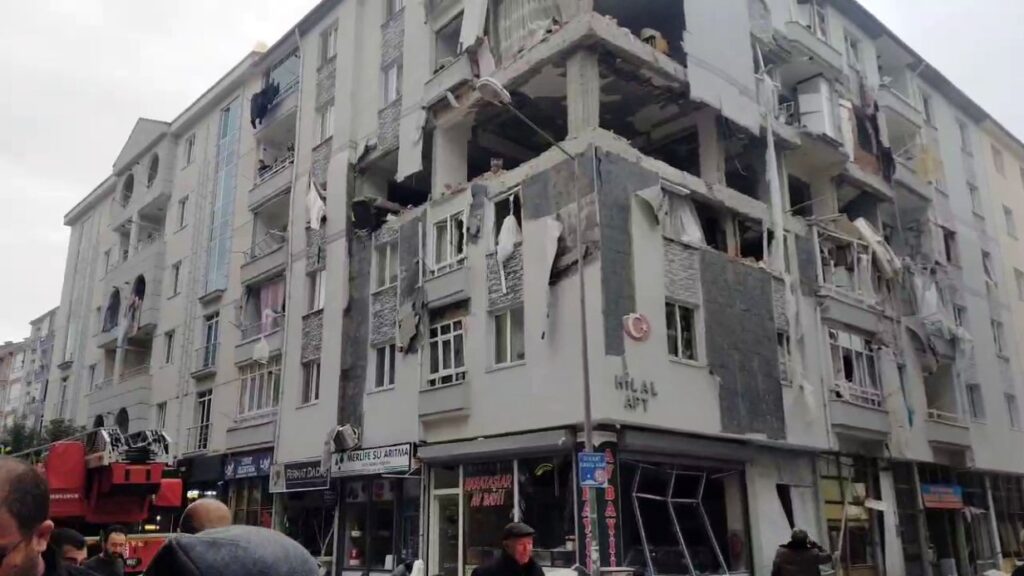 Çorum’da doğalgaz patlaması: 1 ölü 16 yaralı!