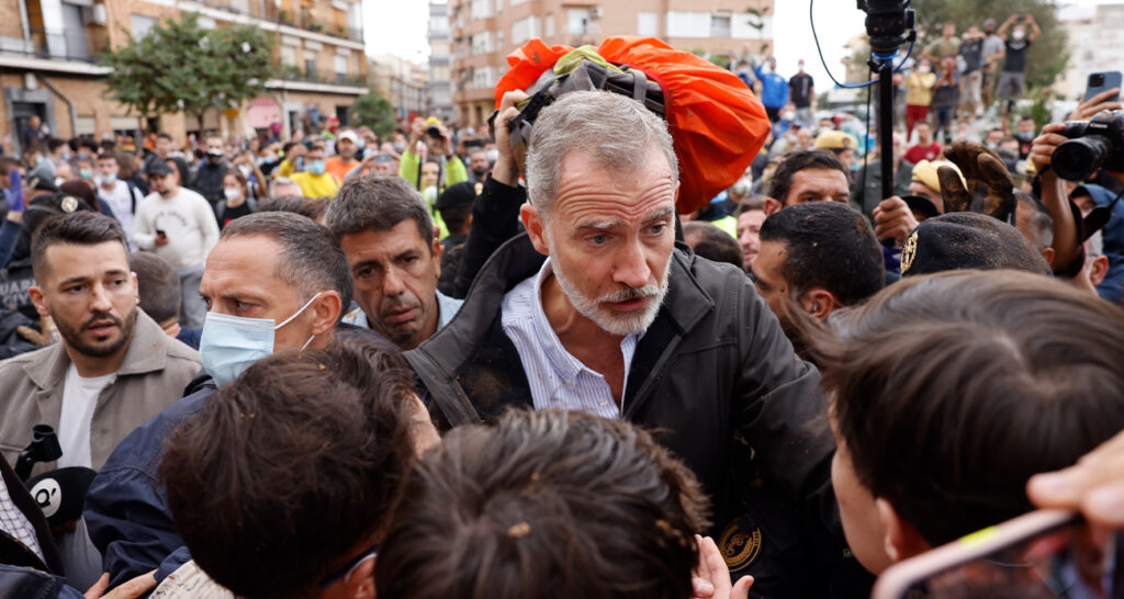 İspanya’da sel bölgesini ziyaret eden Kral Felipe ve Başbakan Sánchez’e protesto saldırısı