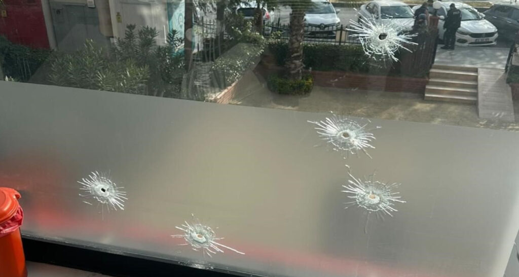 Esenyurt’ta diş kliniğine gündüz vakti silahlı saldırı!