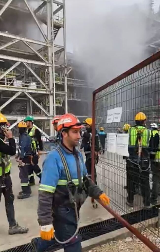 SASA’ da buhar paniği: Maaş eylemi sırasında boru patladı!