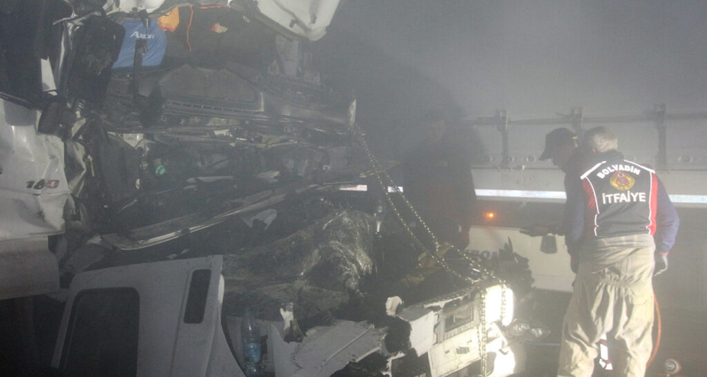 Babasının kullandığı tıra çarptı!