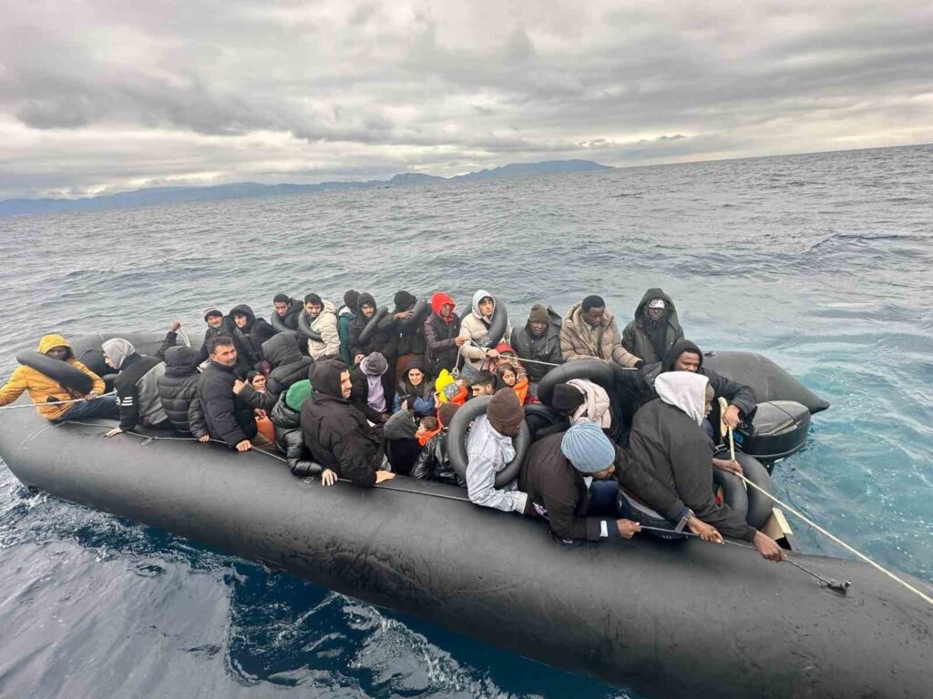 İzmir’de lastik bot içindeki  göçmenleri Sahil Güvenlik kurtardı
