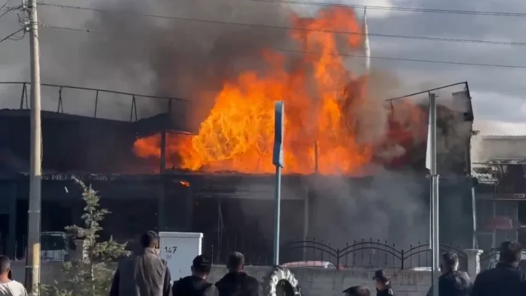 Niğde’de tamirhane yangını: 3 araç yanarak kullanılamaz hale geldi