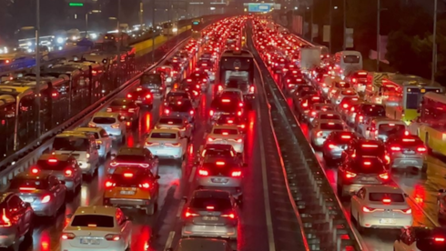 İstanbul’da yağış ve tünel kapanması trafiği felç etti