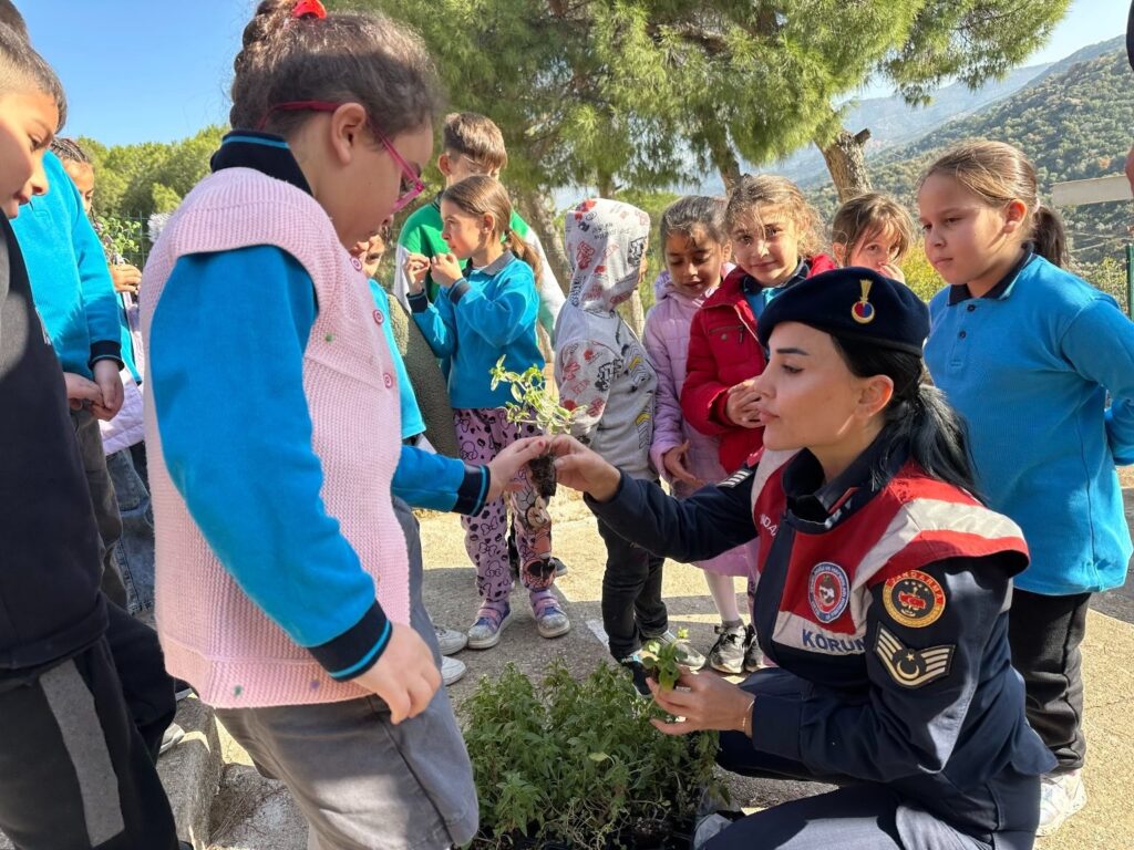Jandarma, Koçarlı’da öğrencilere doğa sevgisini aşıladı