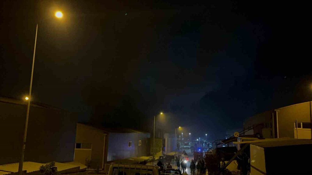 Hatay’da Mobilya Fabrikasında Yangın!