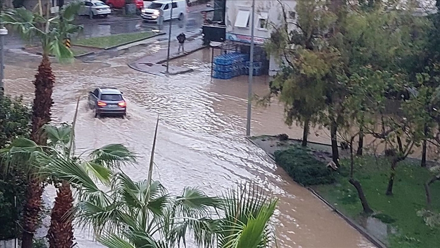 Manavgat’ta yoğun yağış hayatı olumsuz etkiledi!