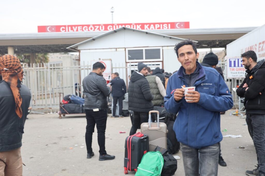 Suriyeliler ülkelerine dönmek için Cilvegözü’ne akın ettiler