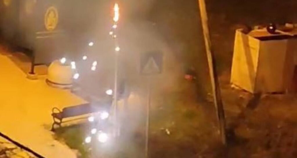 Elektrik direği patladı, mahalle sakinleri şaşkına döndü