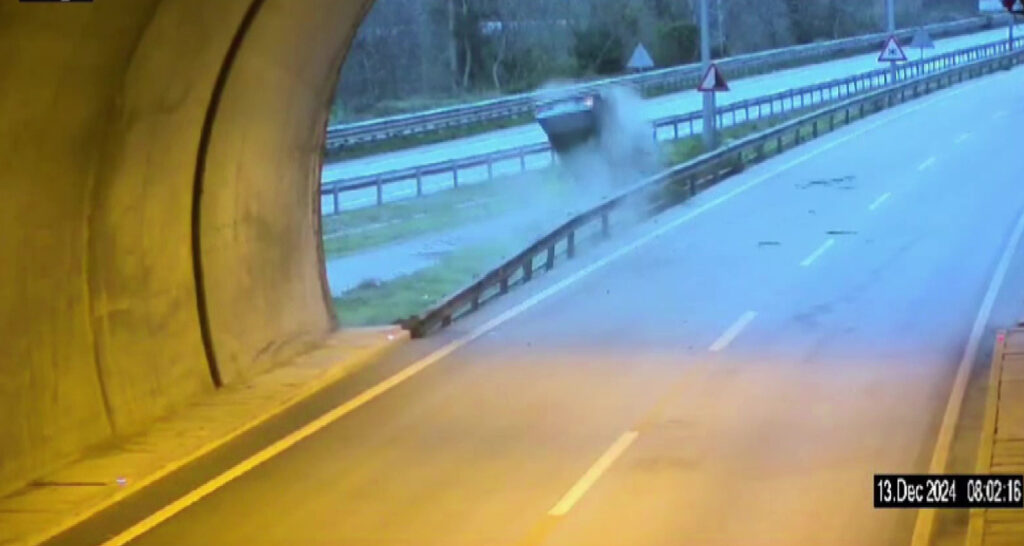 Otomobil tünel çıkışında takla attı!