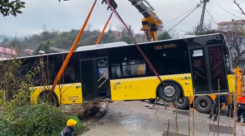Beykoz’da kontrolden çıkan İETT otobüsü yokuş aşağı kayarak evin bahçesine girdi!