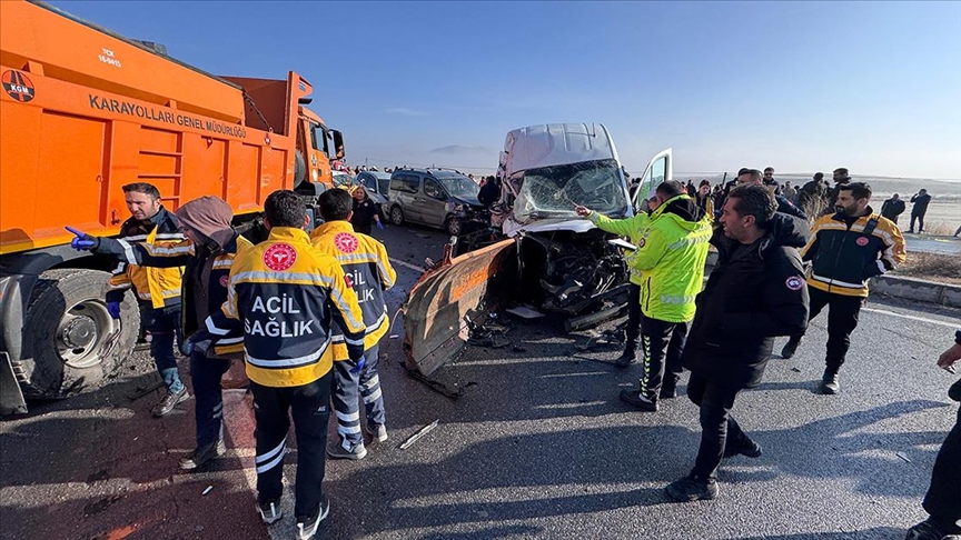 Van’da iki ayrı yerde korkunç kaza: 51 yaralı!