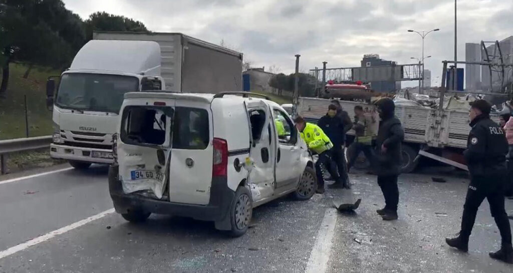 TEM otoyolu’nda zincirleme kaza: 4’ü çocuk 8 yaralı!