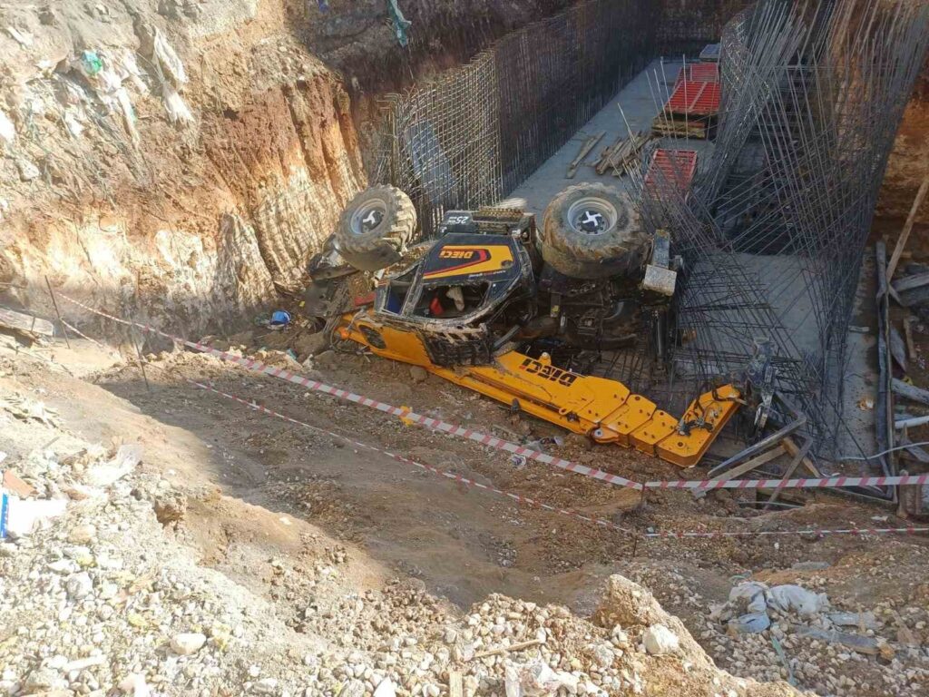 İş makinesi devrildi!