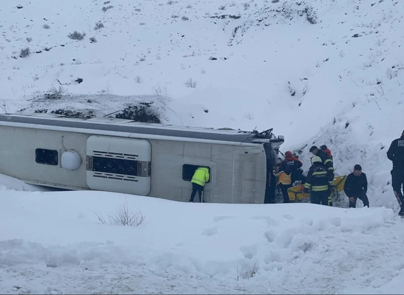 Erzincan’da yolcu otobüsü şarampole devrildi