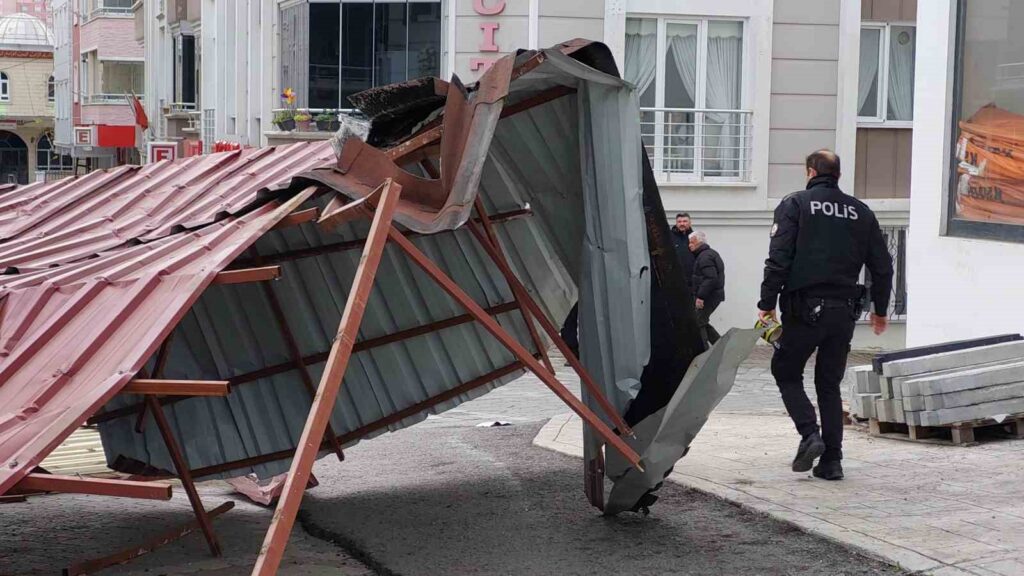 Samsun’da lodostan dolayı çatılar uçtu!