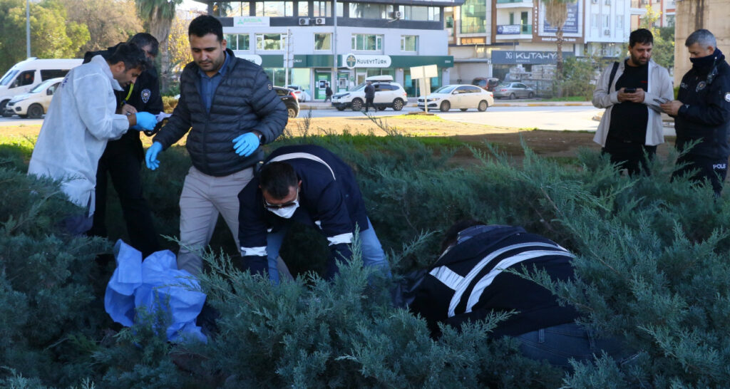 Antalya’da çalıların arasında battaniyeye sarılı ceset bulundu!