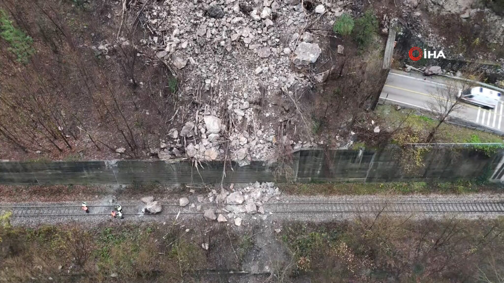 Dağdan kopan kayalar demir yolunu ulaşıma kapattı: Büyük tehlike atlatıldı!