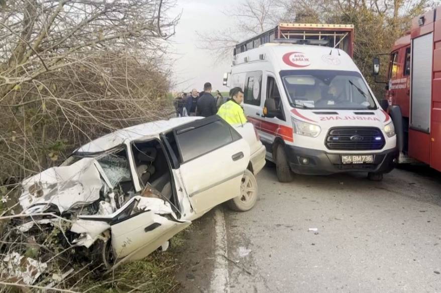 Sakarya’da kamyonla otomobil çarpıştı: 2 kişi ağır yaralandı!