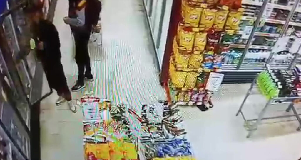 Ürünlerin ücretini ödemeden ayrıldı!