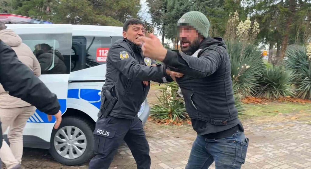 Parkta arkadaşını bıçaklayan kişi polise direndi!
