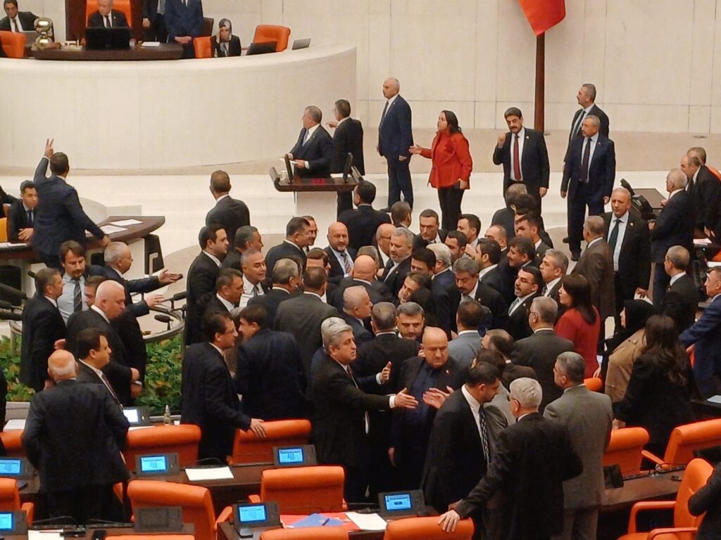 TBMM’de bütçe görüşmelerinde gerginlik: CHP milletvekilleri salonu terk etti 
