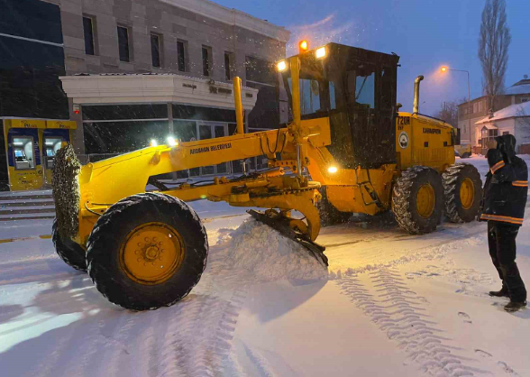 Ardahan’da yoğun kar ve tipi nedeniyle bazı kara yolları ulaşıma kapatıldı