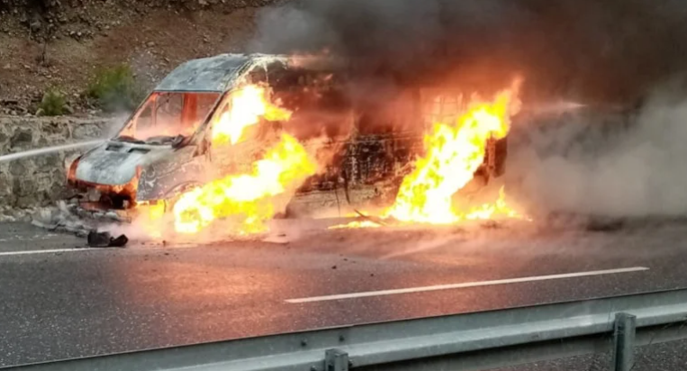 Yolcu minibüsü alev alev yandı