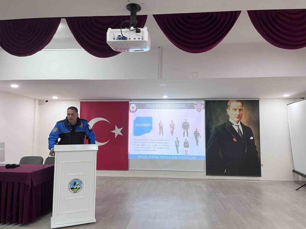 Emniyet Müdürlüğü’nden öğrencilere bilgilendirme eğitimi