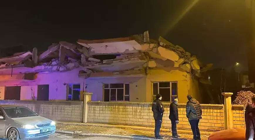 Malatya’da hasarlı bina bir anda çöktü!