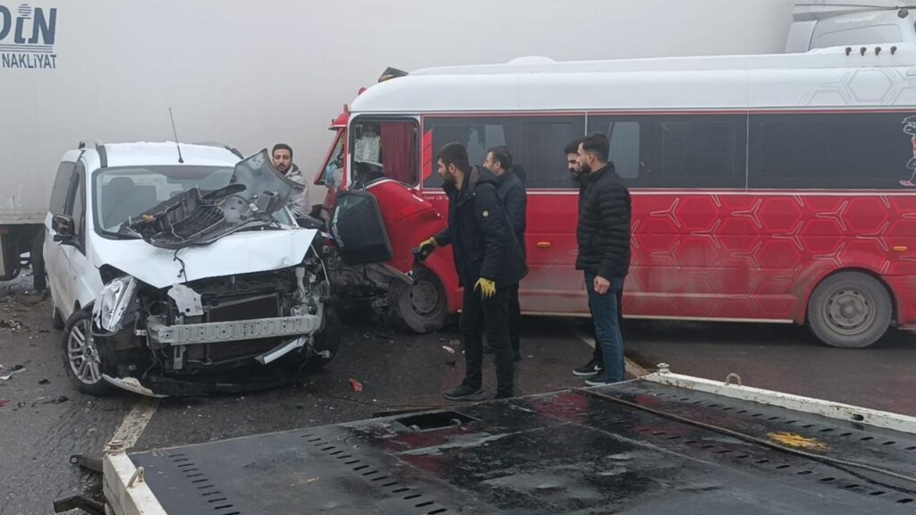 Bitlis’te zincirleme trafik kazası: 33 yaralı, can kaybı yok
