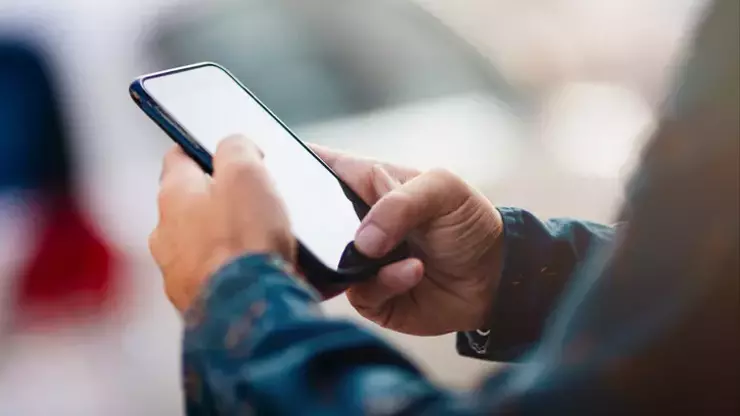 Kendini polis olarak tanıtıp binlerce lira dolandırdı