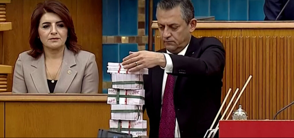 Özgür Özel’den meclis kürsüsünde para kulesi göndermesi! 
