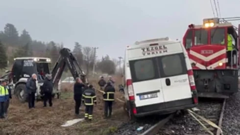 Yük treni fabrika servisine çarptı: 2 yaralı
