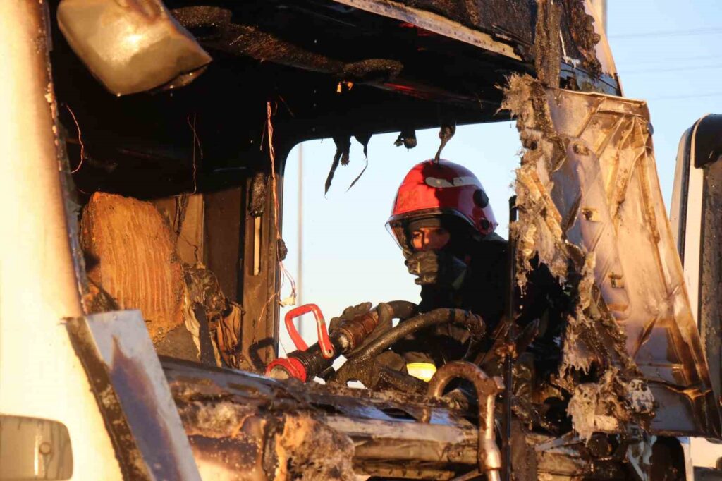 Park halindeki tır yandı!