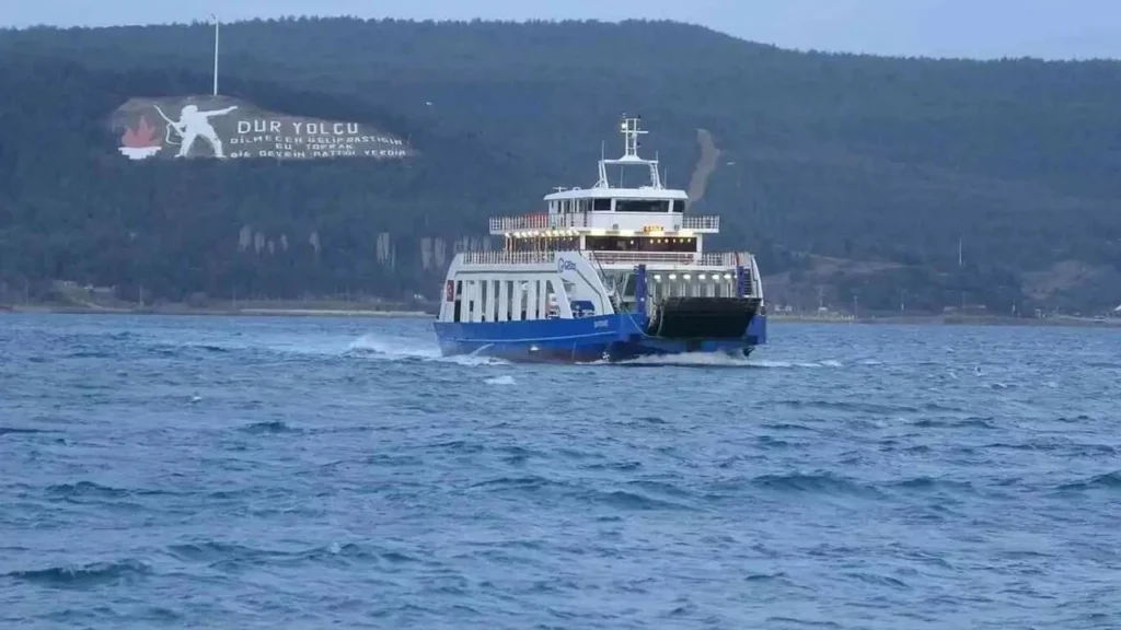Çanakkale’de bazı feribot seferleri fırtına nedeniyle iptal edildi