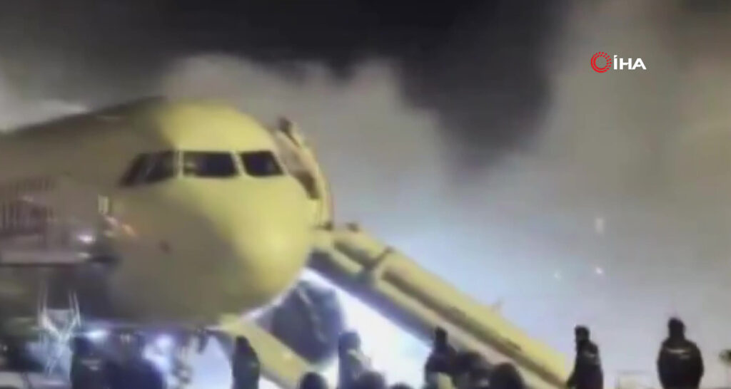 Güney Kore’de havalimanında yolcu uçağında yangın çıktı!