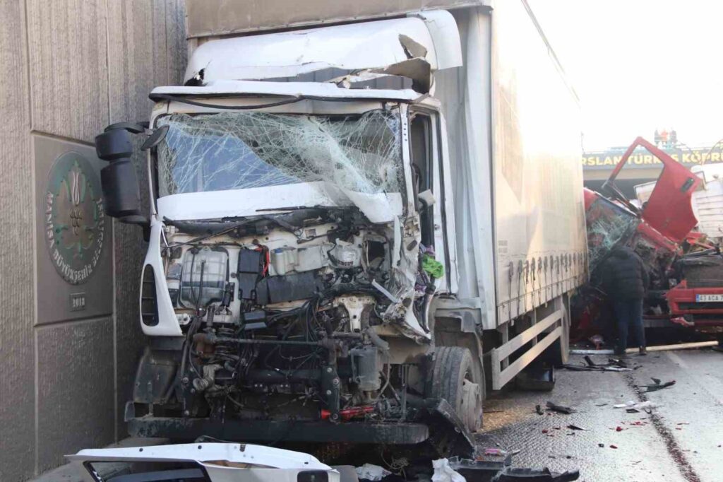 Turgutlu’da zincirleme kaza! 4 tır birbirine girdi, 2 yaralı