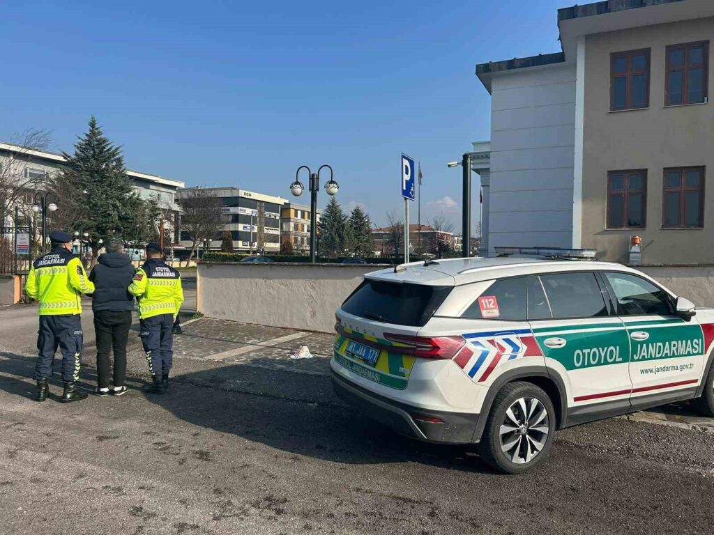 Düzce’de jandarma, ticari takside kaçak göçmen yakaladı