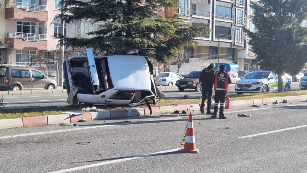 Tavşanlı’da trafik kazası: 3 yaralı!