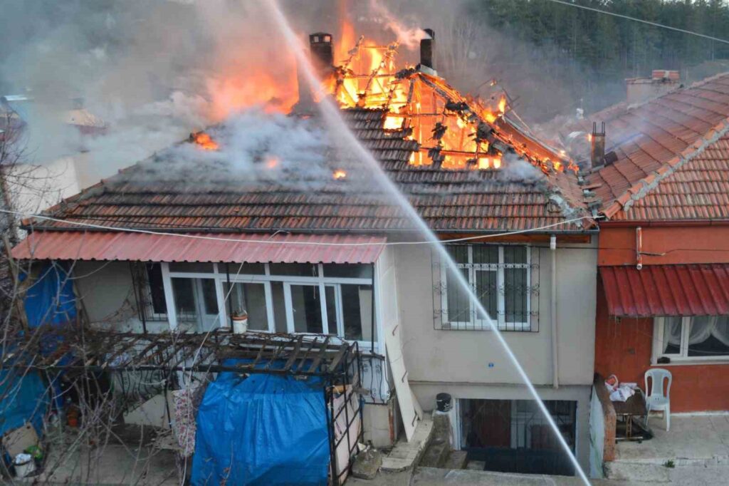 İki katlı evin çatı katında yangın çıktı!