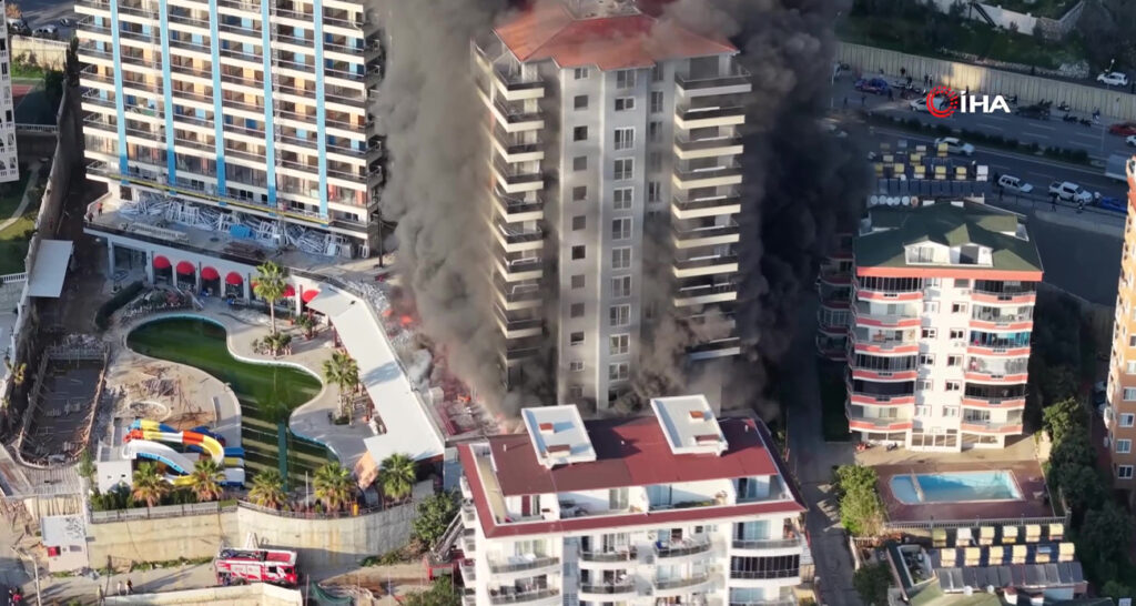 Antalya otel inşaatında yangın: 3 işçi hastaneye kaldırıldı