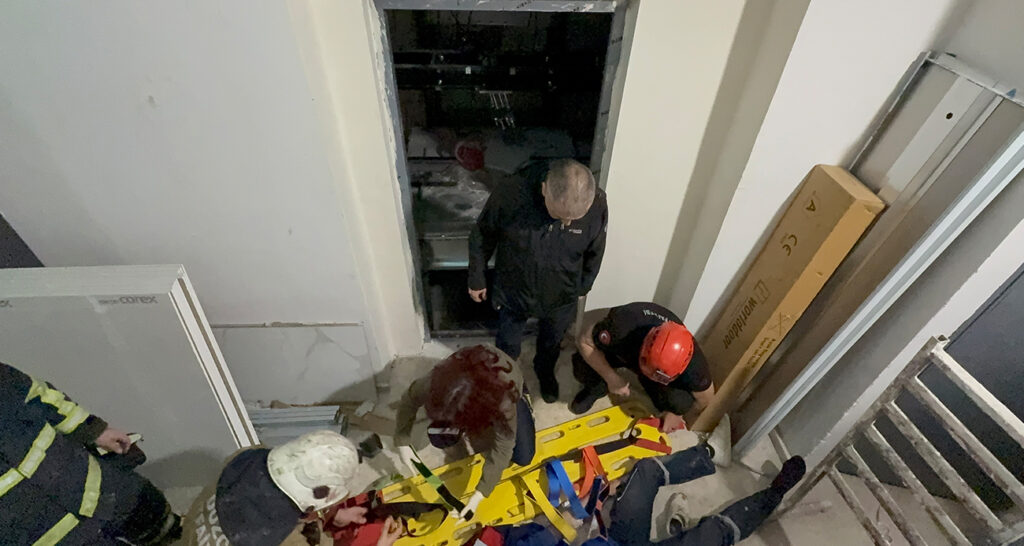 Düzce’de facia: İnşaat halindeki binada asansör düştü, 3 işçi yaralandı!