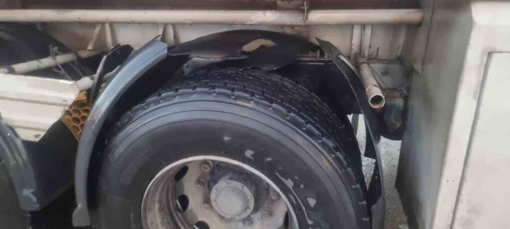 Yakıt tankerinin lastiği patladı, ardından alev aldı!
