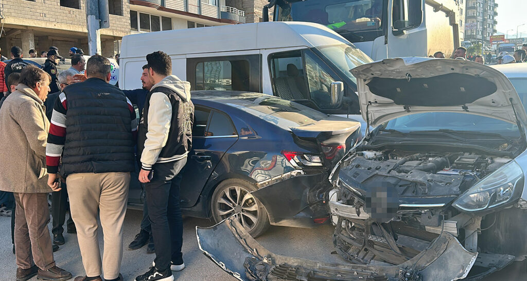 Freni Patlayan Hafriyat Kamyonu 5 Araca Çarptı: 3 Yaralı