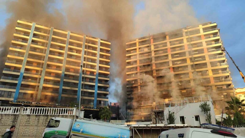 Alanya’da meydana gelen otel inşaatındaki yangın kontrol altına alındı