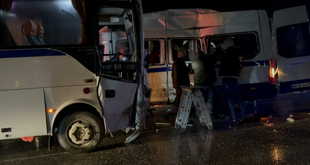 Akhisar’da işçi servislerinin çarpıştığı kazada 35 kişi yaralandı!